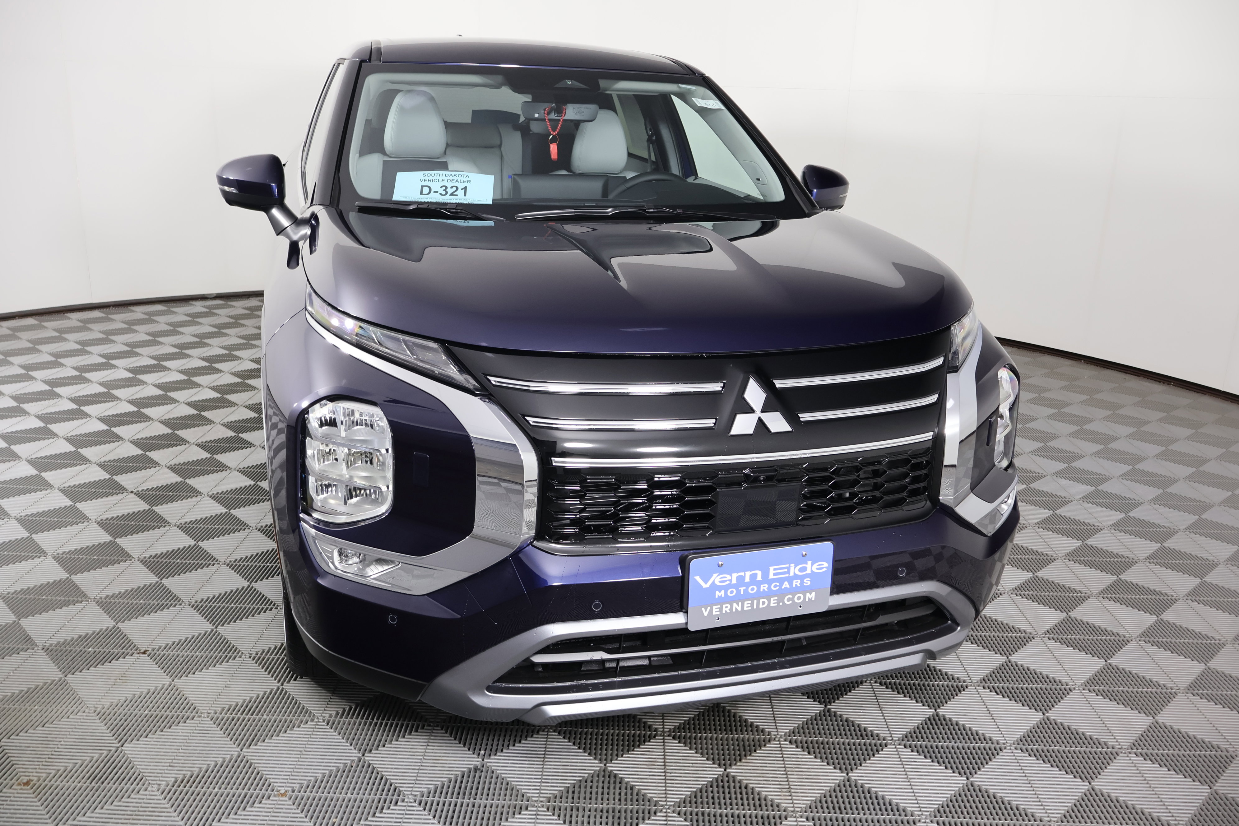 2025 Mitsubishi Outlander SE photo 3