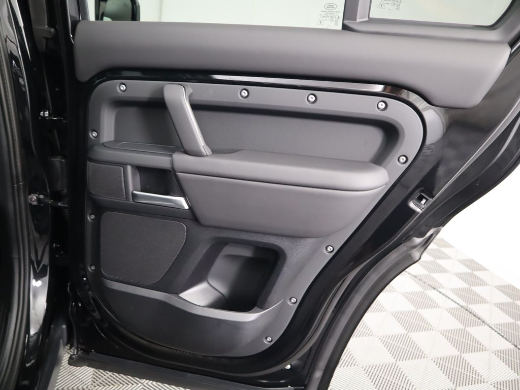 2025 Land Rover Defender 110 S photo 24