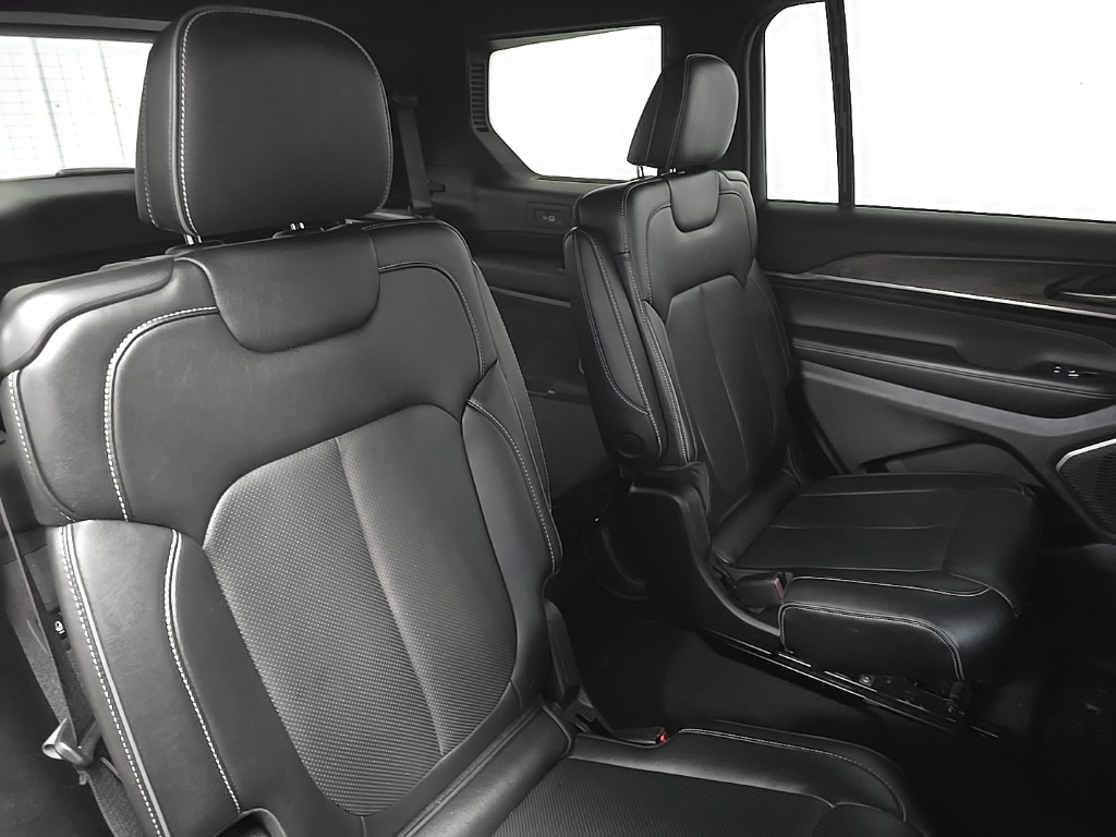 2023 Jeep Grand Cherokee Overland photo 17