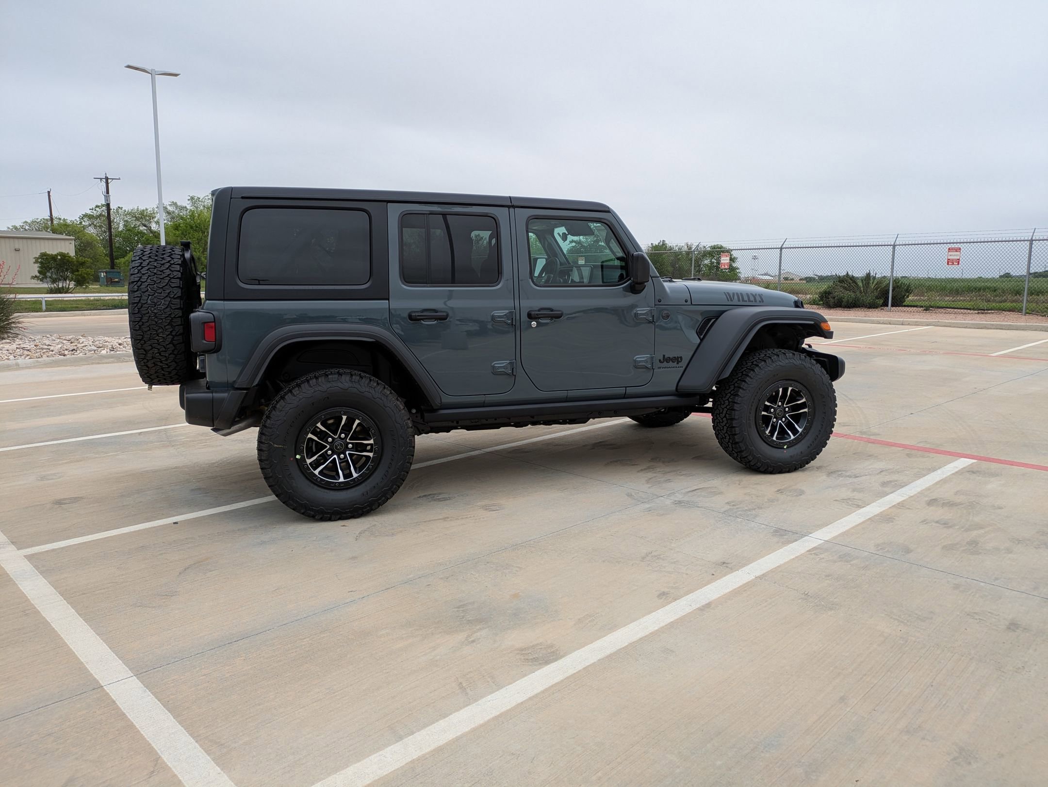 2025 Jeep Wrangler Willys photo 2