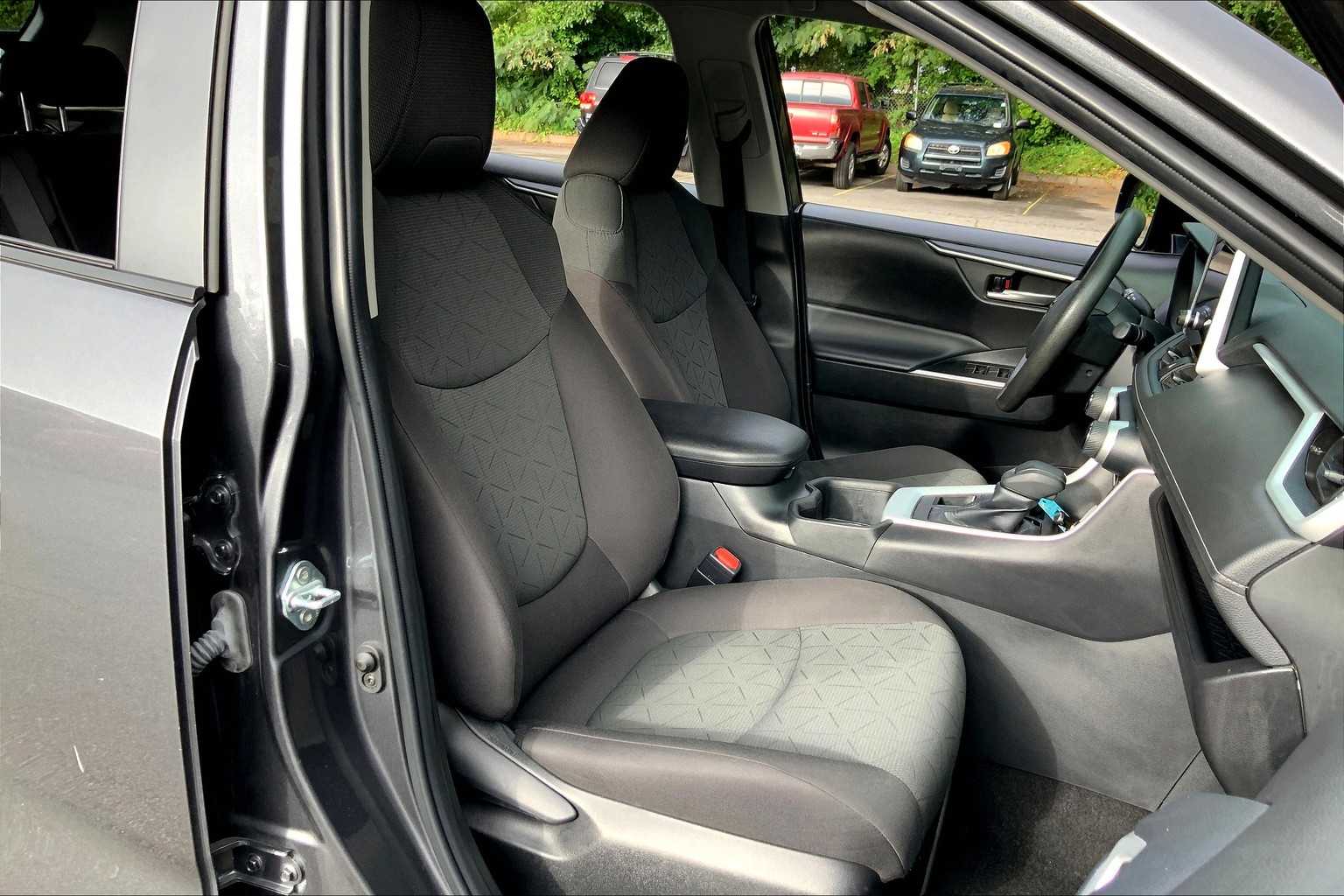 2023 Toyota RAV4 XLE photo 7