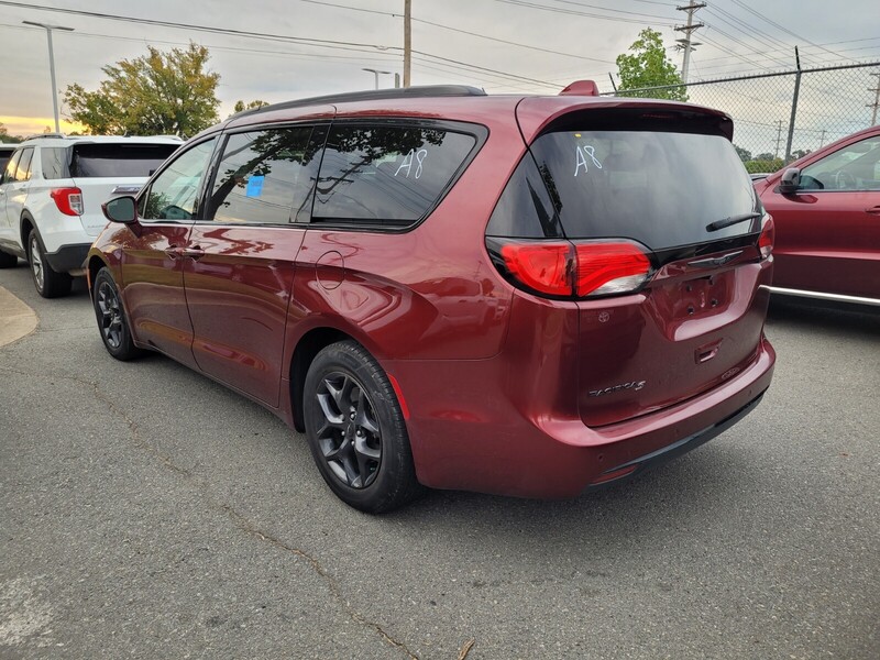 2018 Chrysler Pacifica Touring Plus photo 2