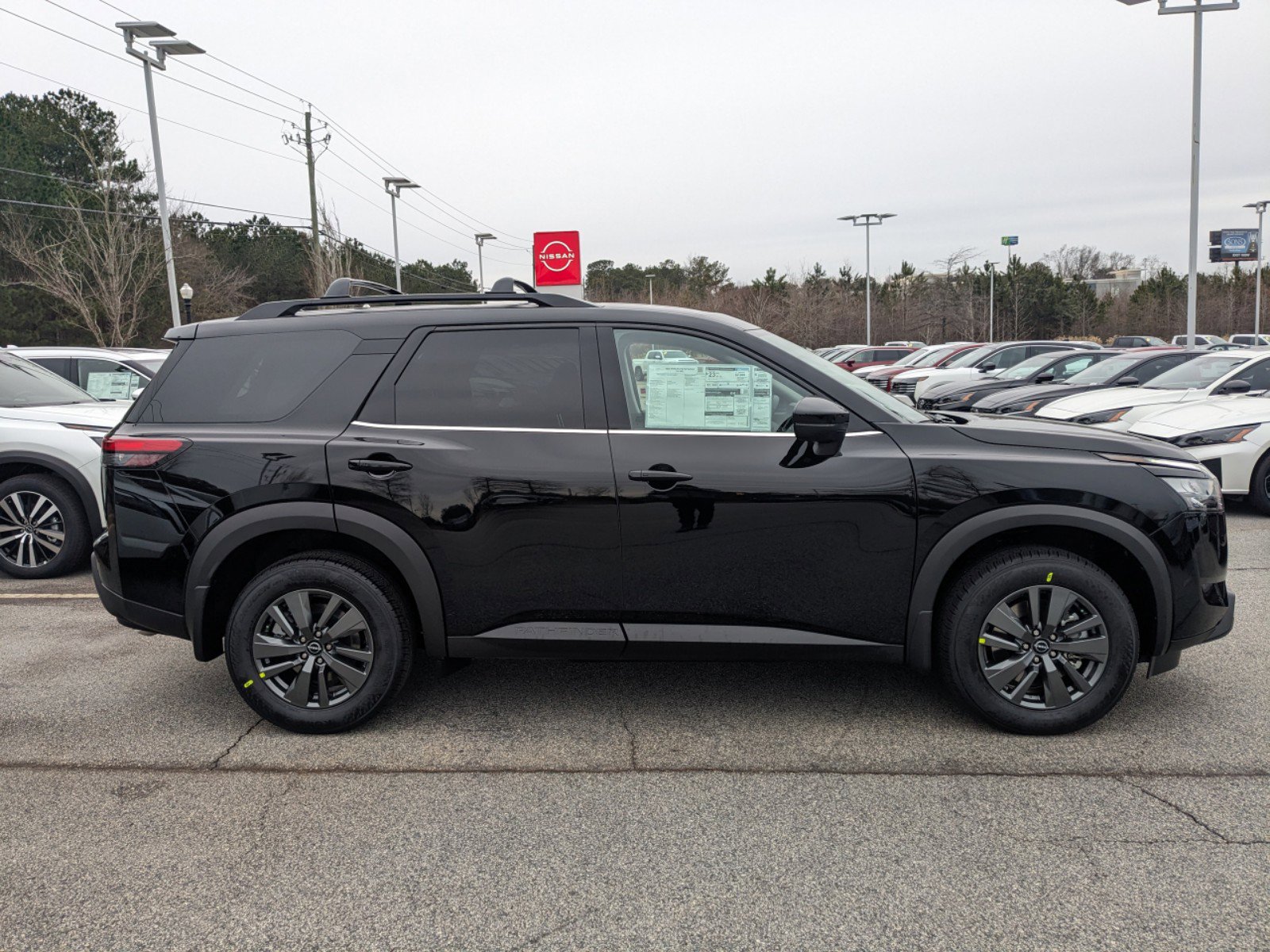 2025 Nissan Pathfinder SV photo 4