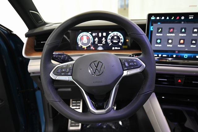 2026 Volkswagen Tiguan SEL R-Line photo 3