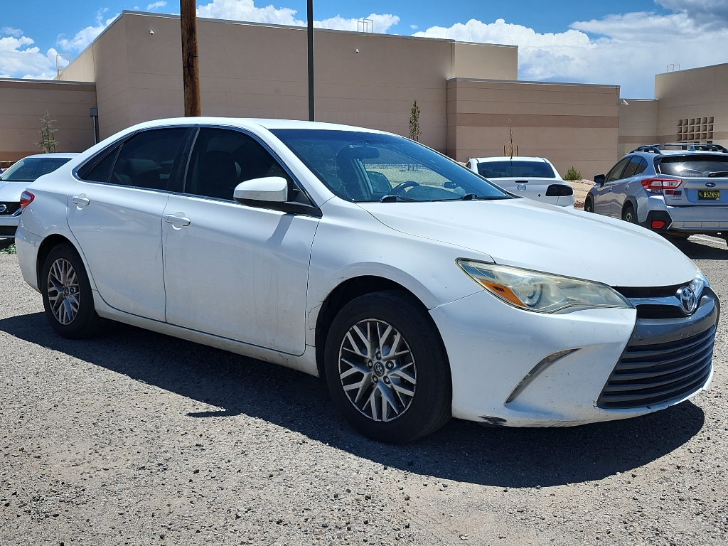 2016 Toyota Camry LE photo 3