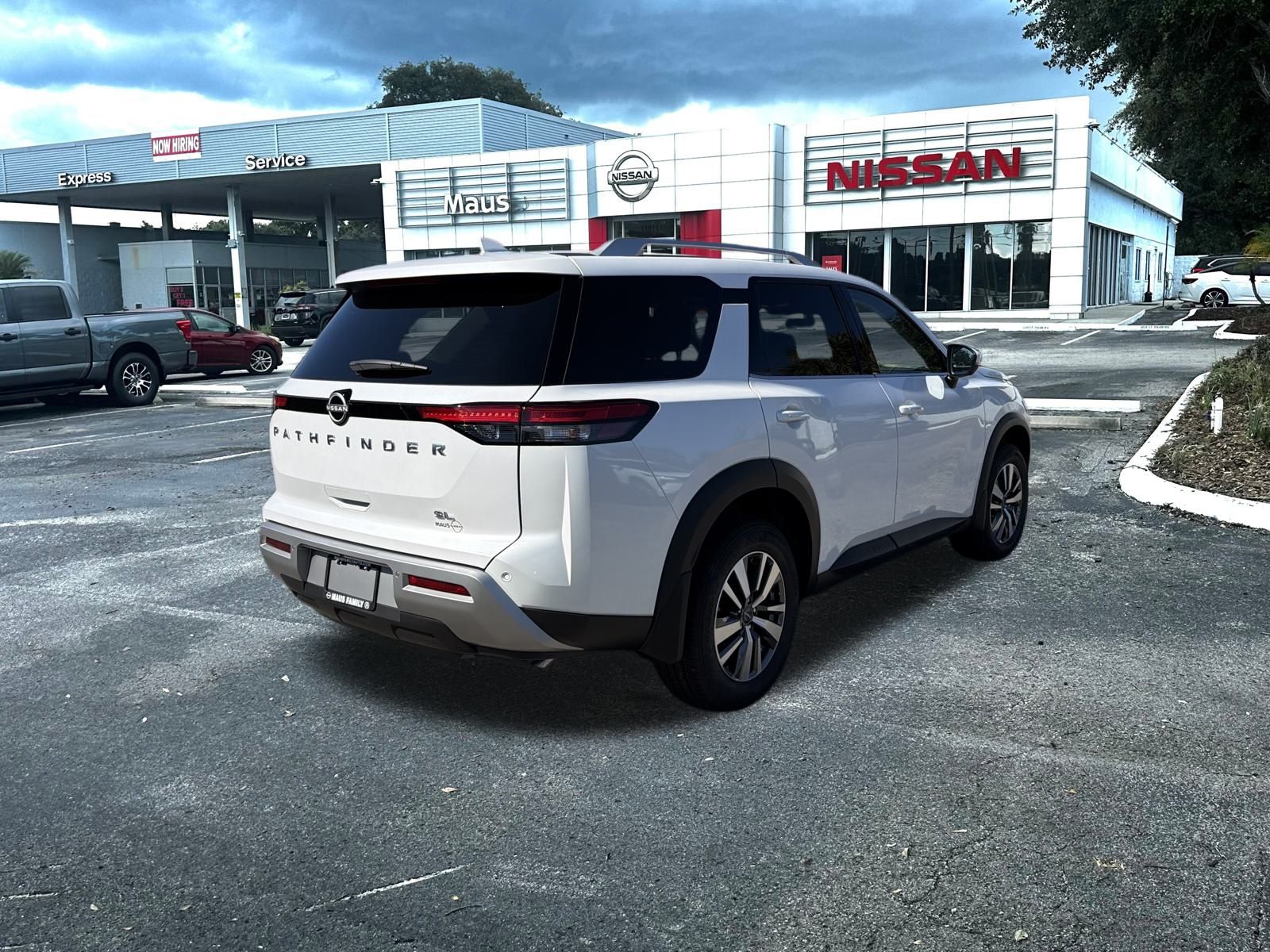 2025 Nissan Pathfinder SL photo 2