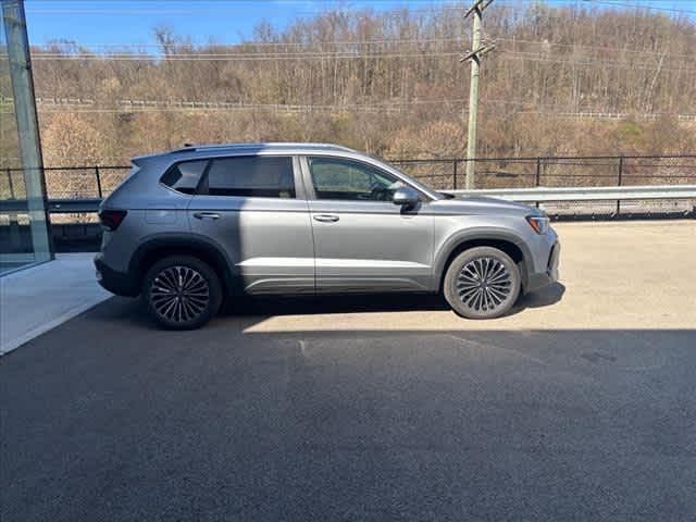 2025 Volkswagen Taos SE photo 6