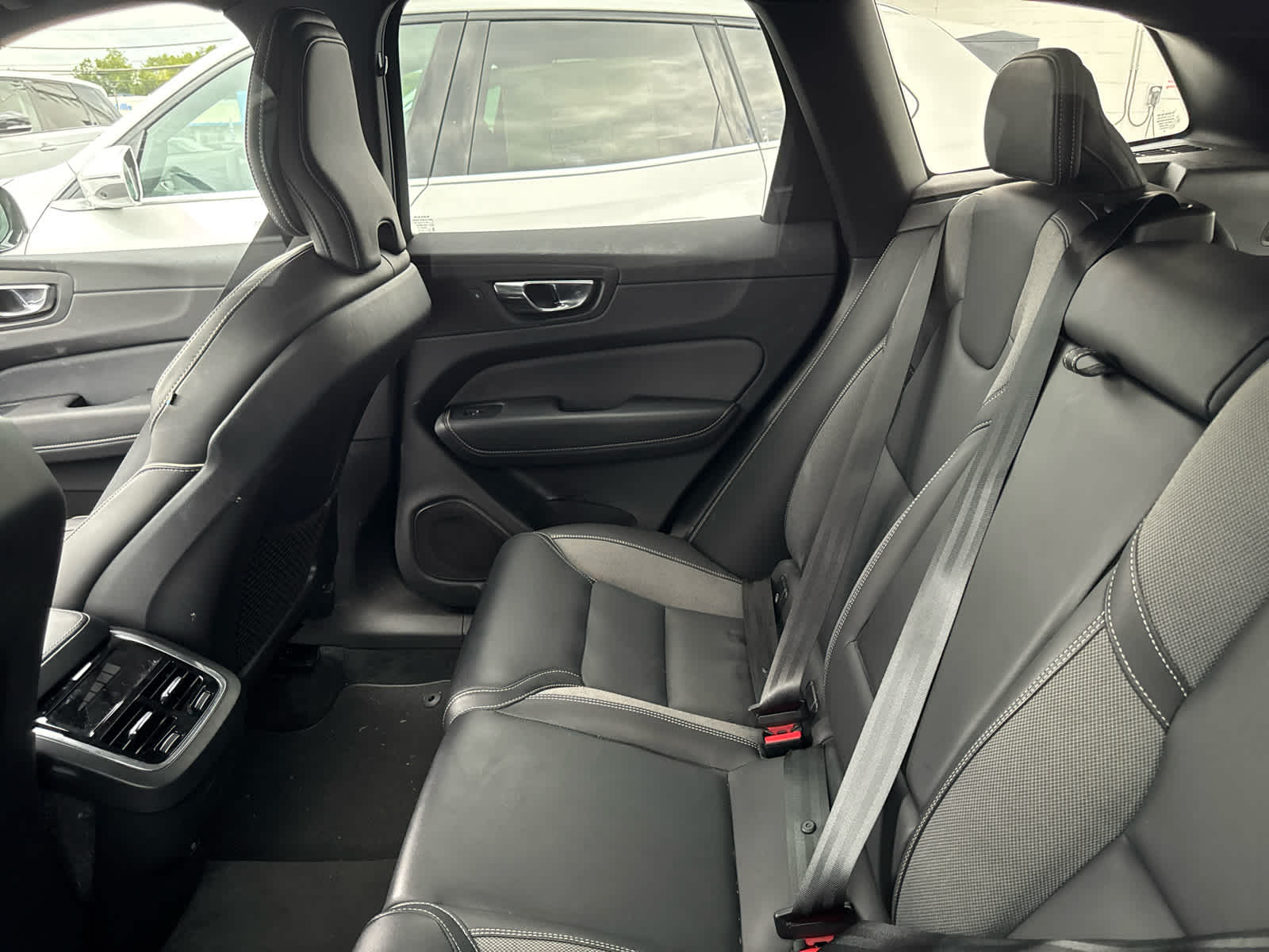 2022 Volvo XC60 R-Design photo 10