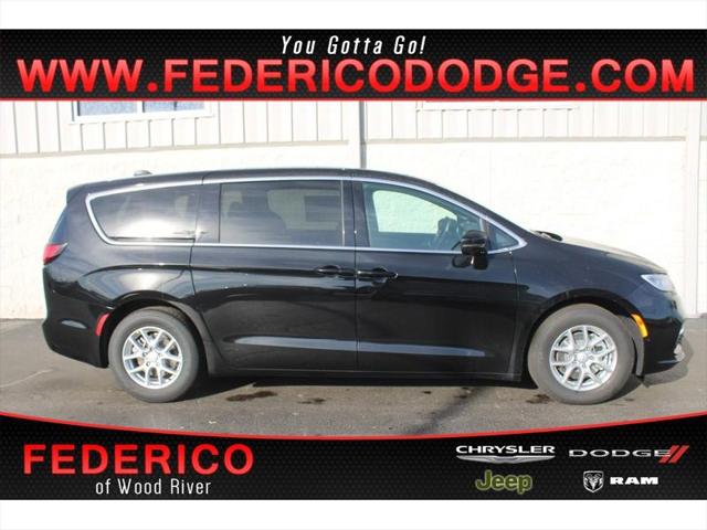 2026 Chrysler Pacifica Select's photo