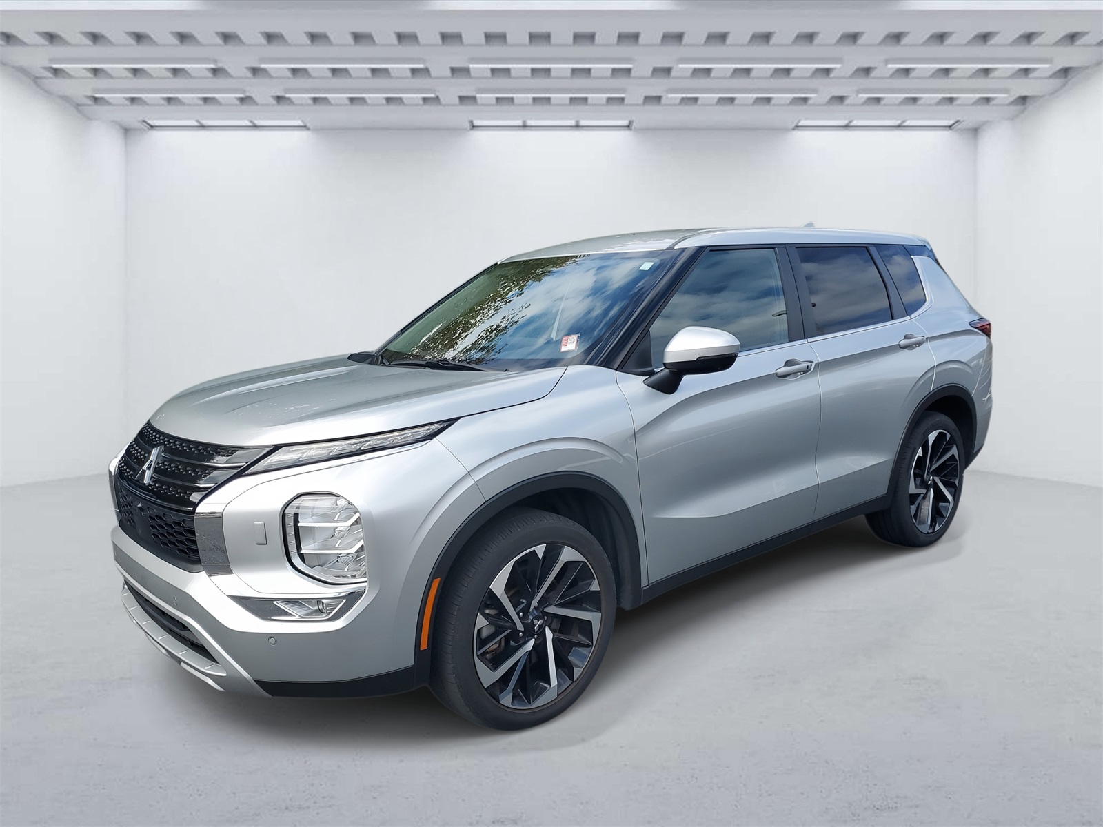 2024 Mitsubishi Outlander SE photo 2