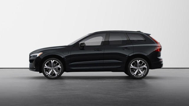 2025 Volvo XC60 Plug-In Hybrid Ultra Dark Theme