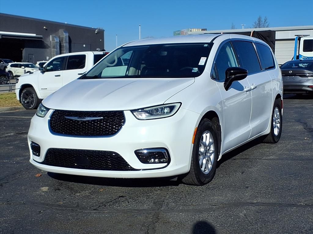 Used 2024 Chrysler Pacifica Touring L with VIN 2C4RC1BG6RR106308 for sale in Kansas City