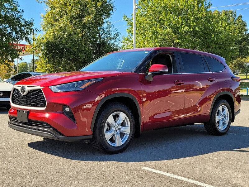 2024 Toyota Highlander LE photo 4