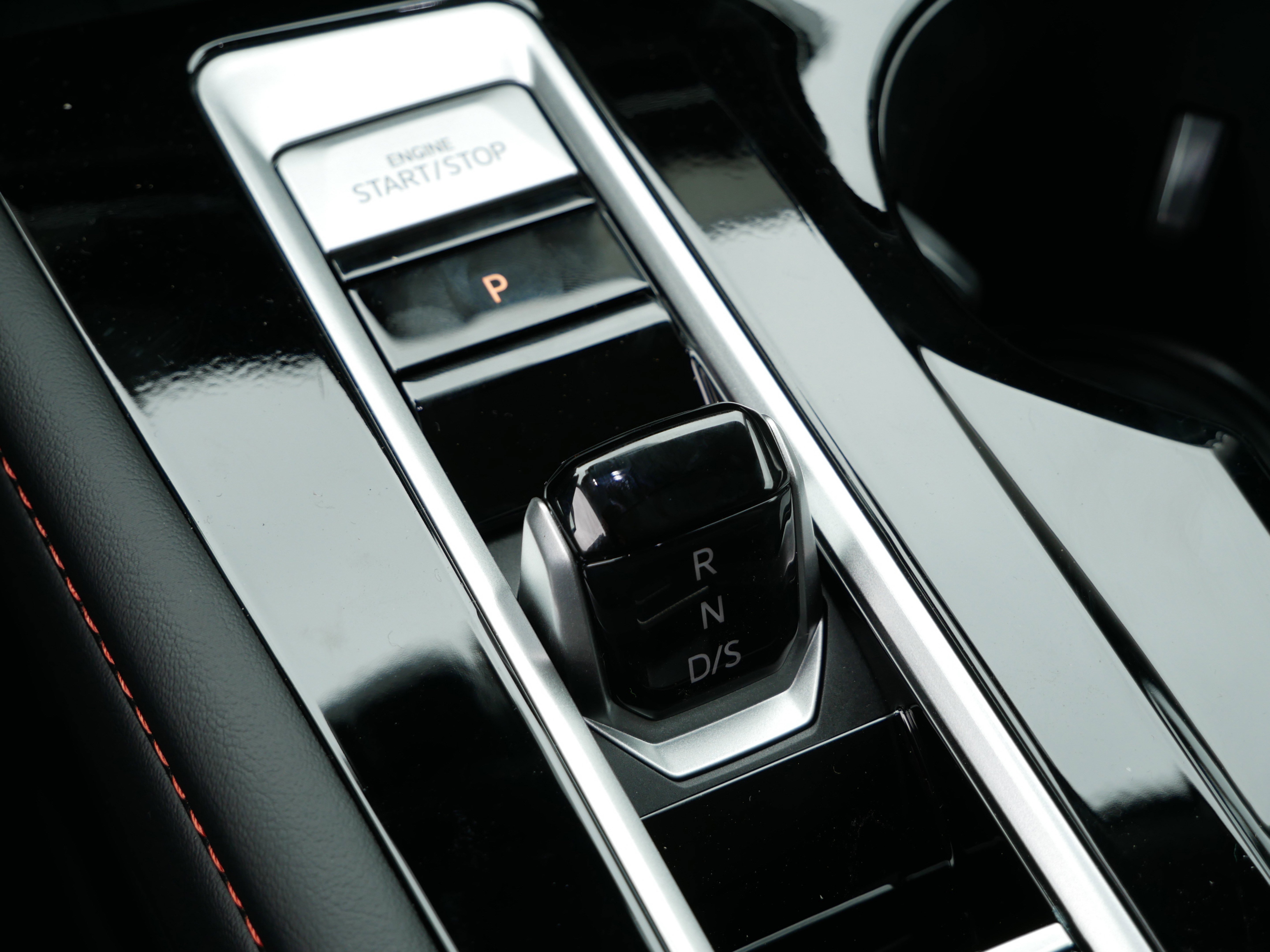 2025 Volkswagen Atlas Peak Edition SE photo 2