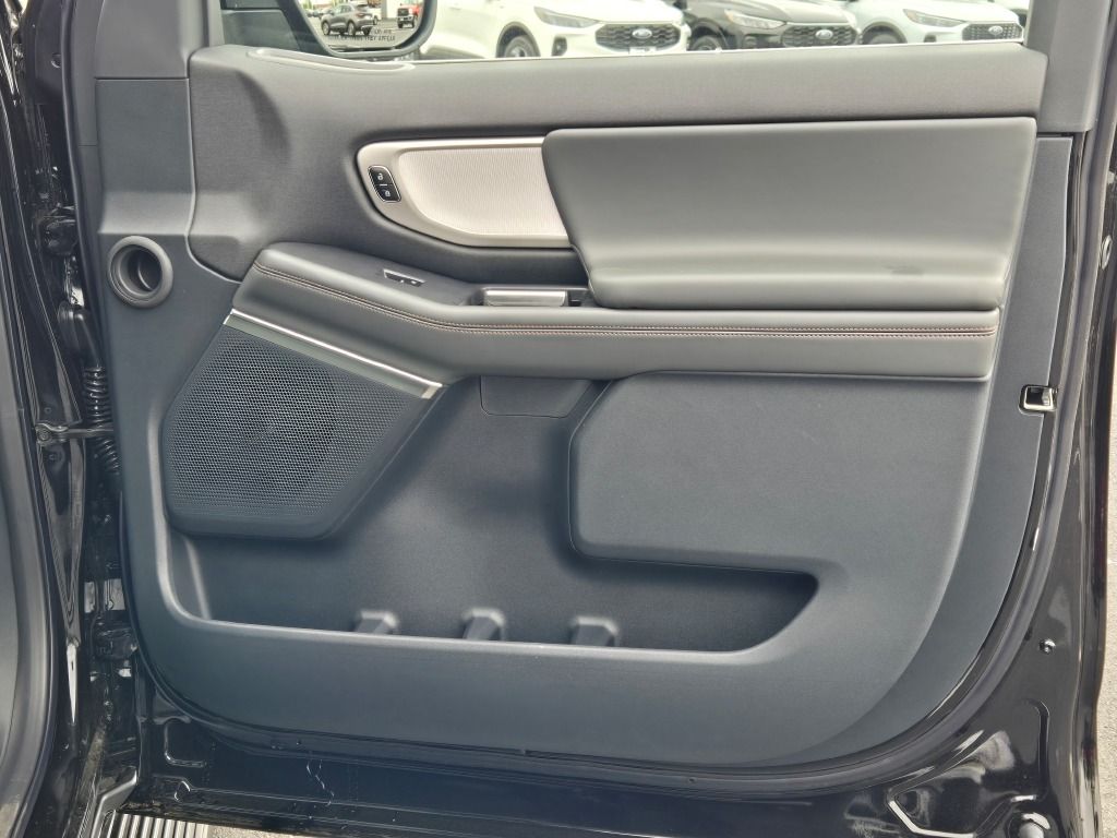 2025 Ford Expedition photo 4