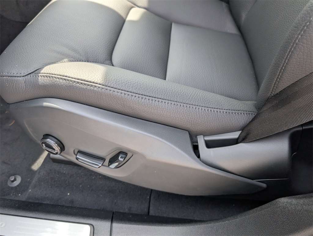 2025 Volvo XC60 T8 Plus photo 14