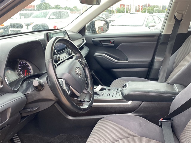 2022 Toyota Highlander LE photo 16