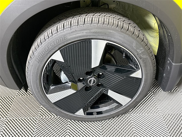 2026 Nissan Kicks SR photo 3