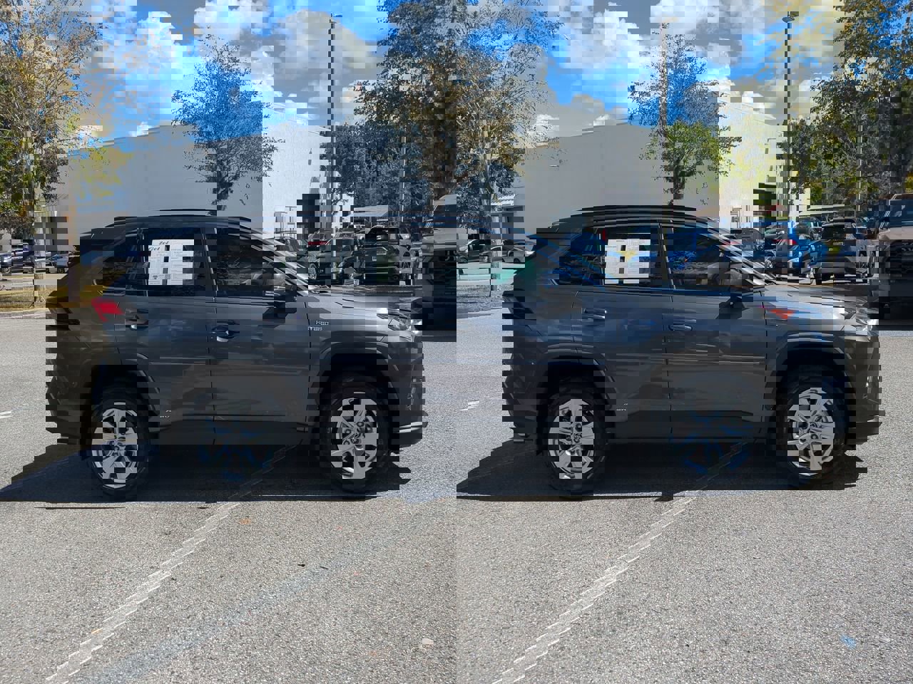 2020 Toyota RAV4 Hybrid XLE photo 4