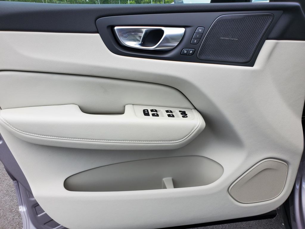 2026 Volvo XC60 B5 photo 2