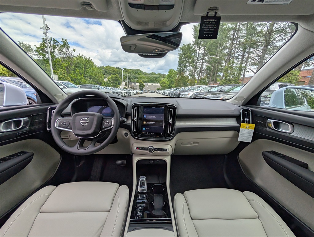 2025 Volvo XC40 photo 10