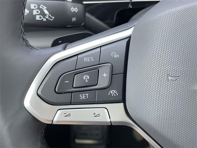 2025 Volkswagen Atlas Cross Sport SEL R-Line photo 31