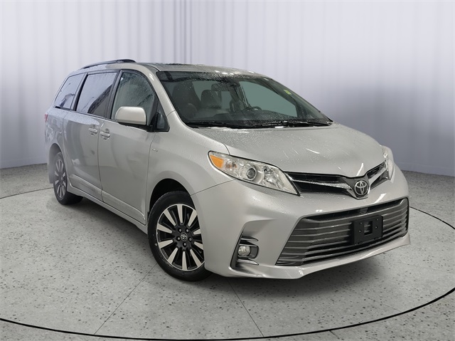 2019 Toyota Sienna XLE's photo