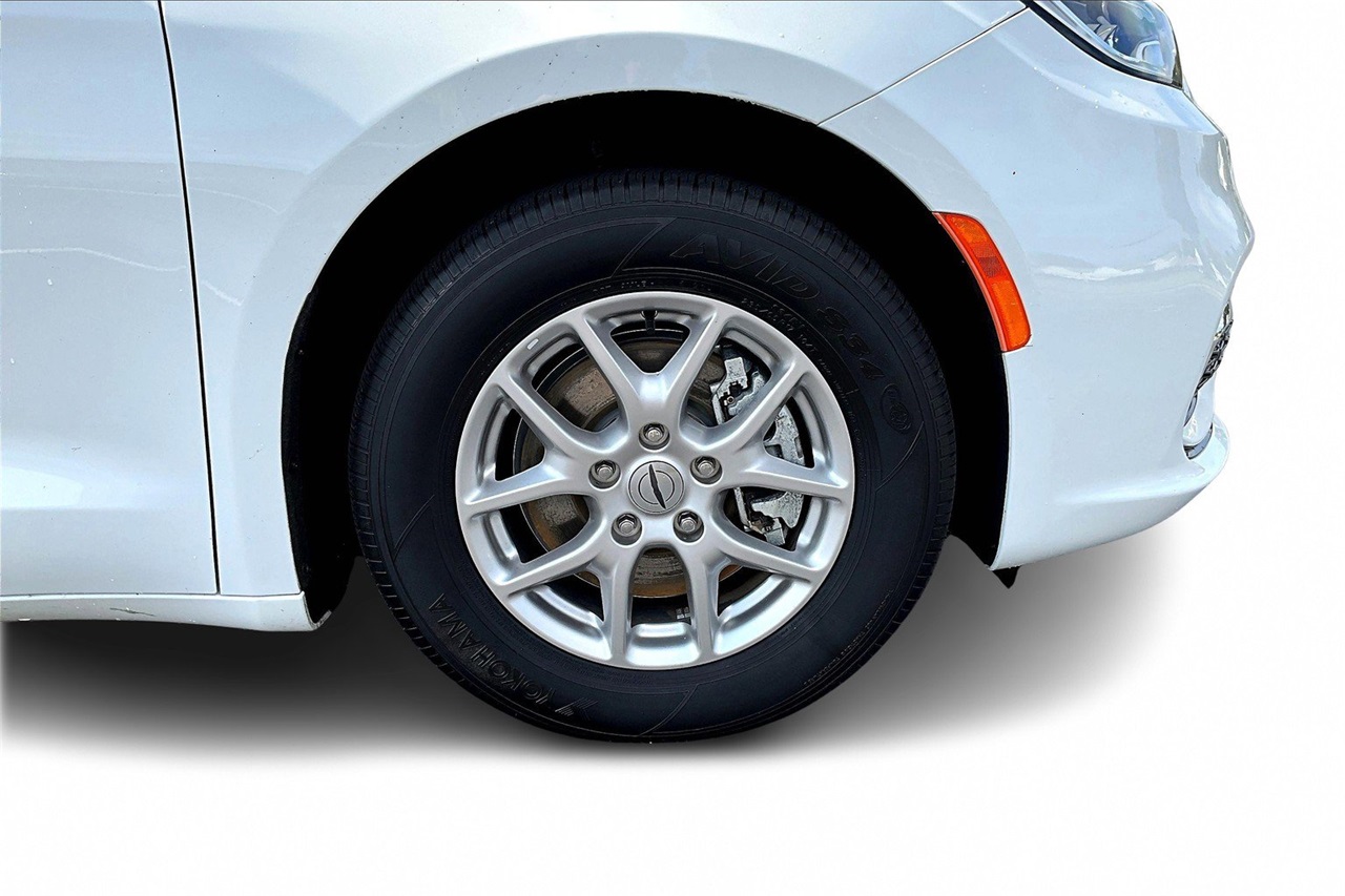 2024 Chrysler Pacifica Touring L photo 31
