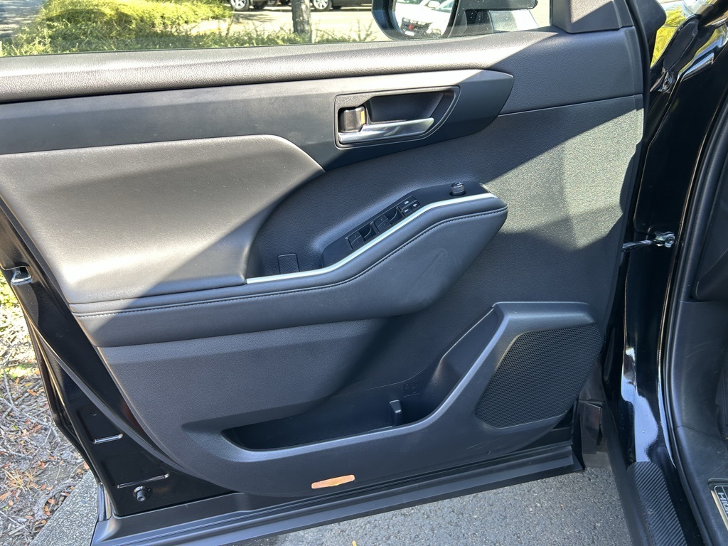 2022 Toyota Highlander XLE photo 9