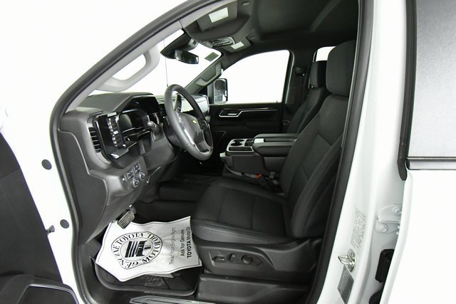 2025 Chevrolet Silverado 3500HD LT photo 4