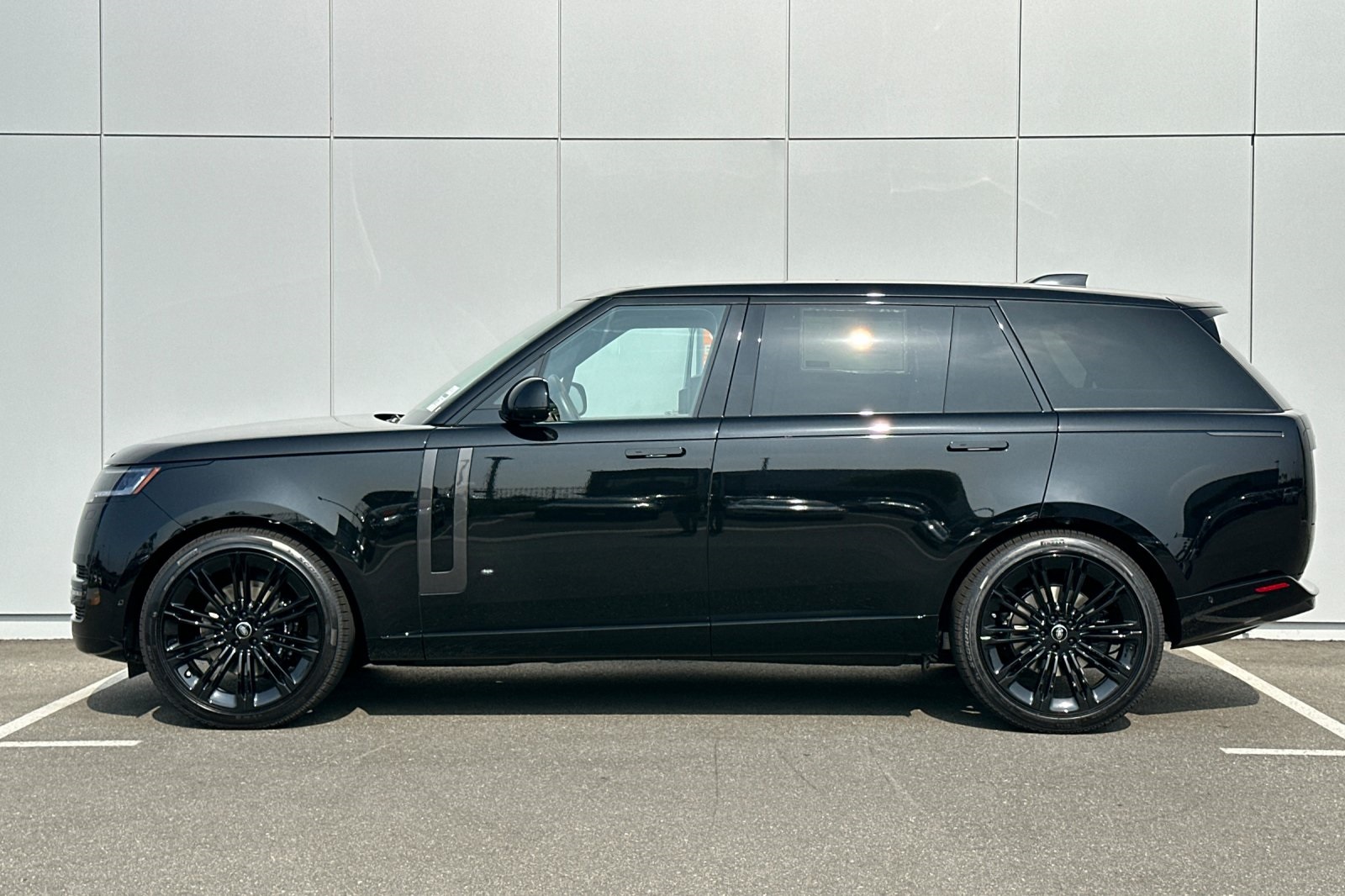 2025 Land Rover Range Rover SE photo 2