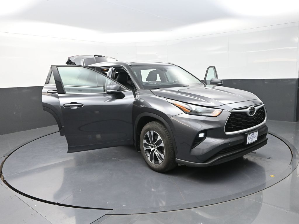 2022 Toyota Highlander XLE photo 25