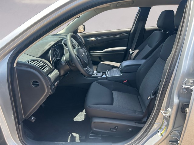 2023 Chrysler 300 Touring photo 9
