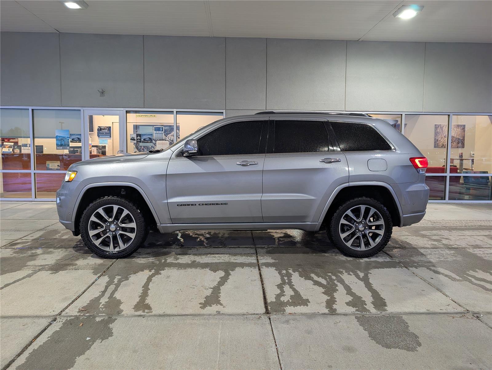 2017 Jeep Grand Cherokee Overland photo 2
