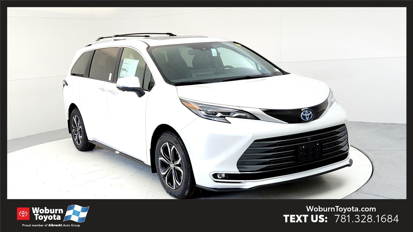 2025 Toyota Sienna Platinum's photo