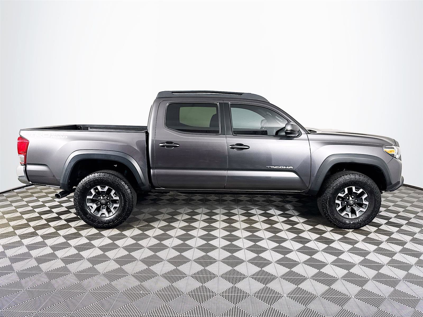 2017 Toyota Tacoma TRD photo 4