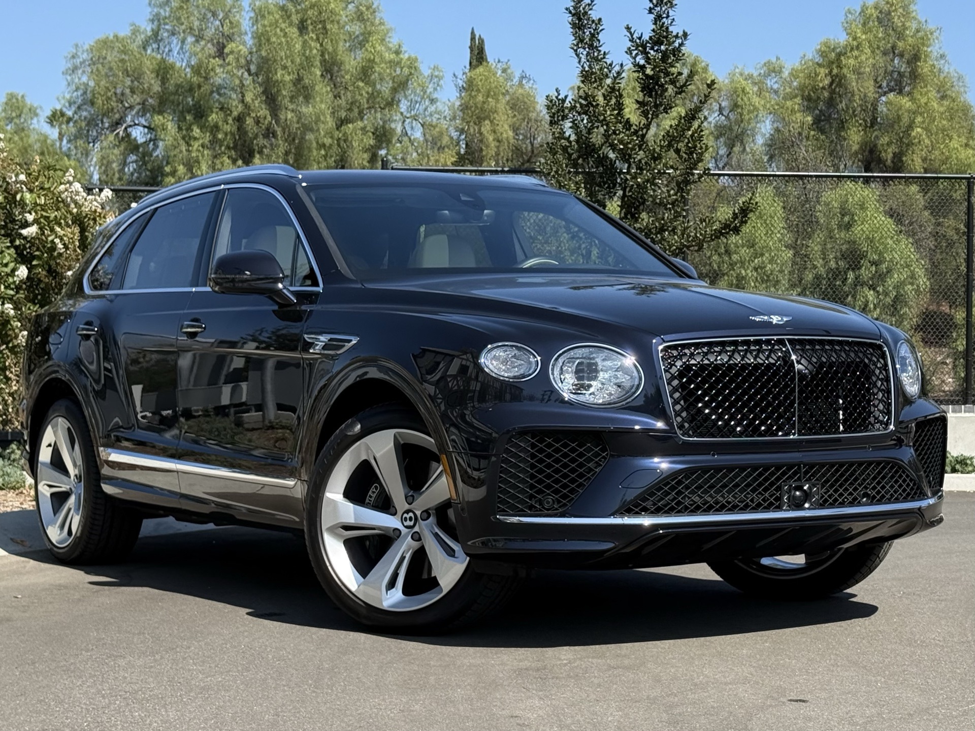 2024 Bentley Bentayga V8 photo 8