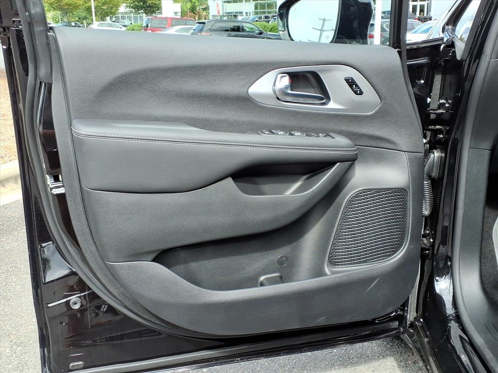 2026 Chrysler Pacifica Limited photo 3