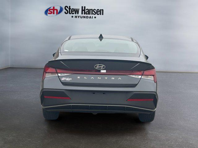 2025 Hyundai Elantra SEL Sport photo 3