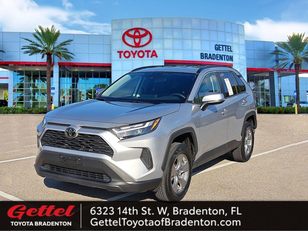 2024 Toyota RAV4 XLE's photo