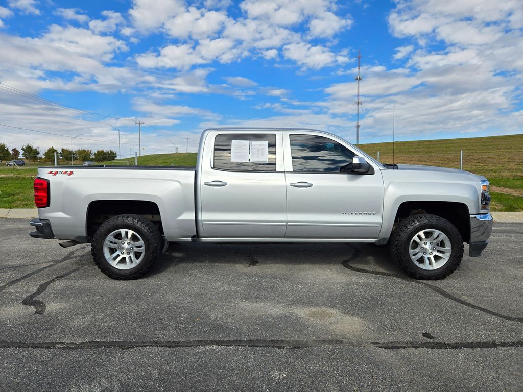 2018 Chevrolet Silverado 1500 LT photo 2