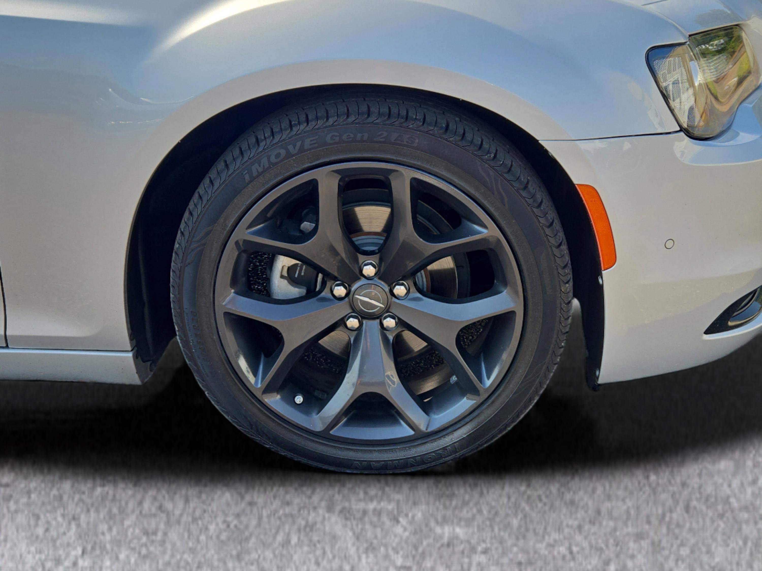 2022 Chrysler 300 photo 4