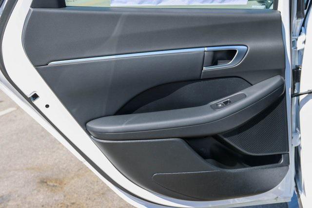 New 2025 White Hyundai SEL image 9