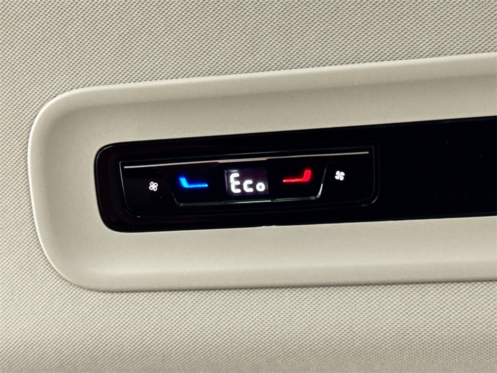 2025 Volkswagen ID. Buzz Pro Plus photo 16