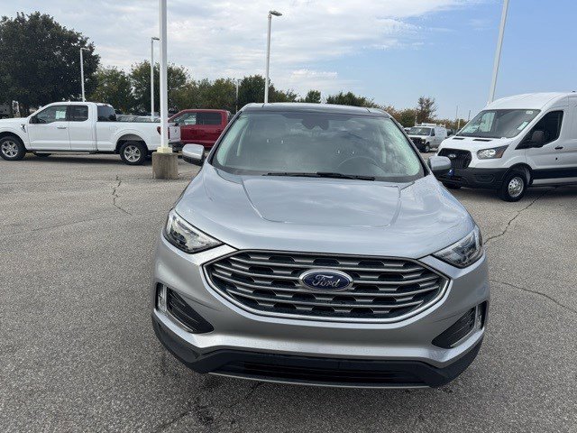 2022 Ford Edge SEL photo 2
