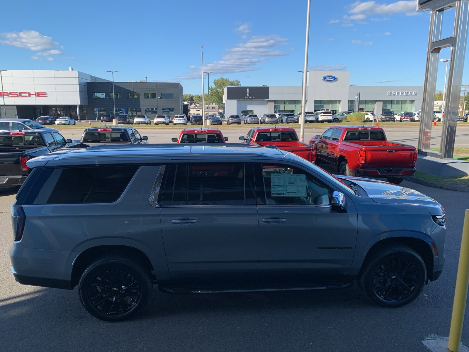 2026 Chevrolet Suburban Premier photo 4