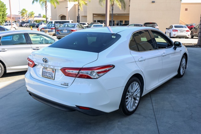 2018 Toyota Camry Hybrid XLE photo 2