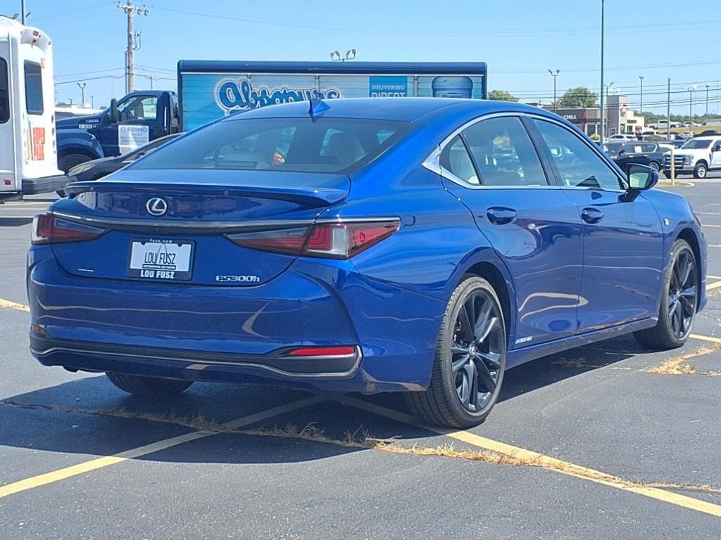2022 Lexus ES 300h F SPORT photo 3