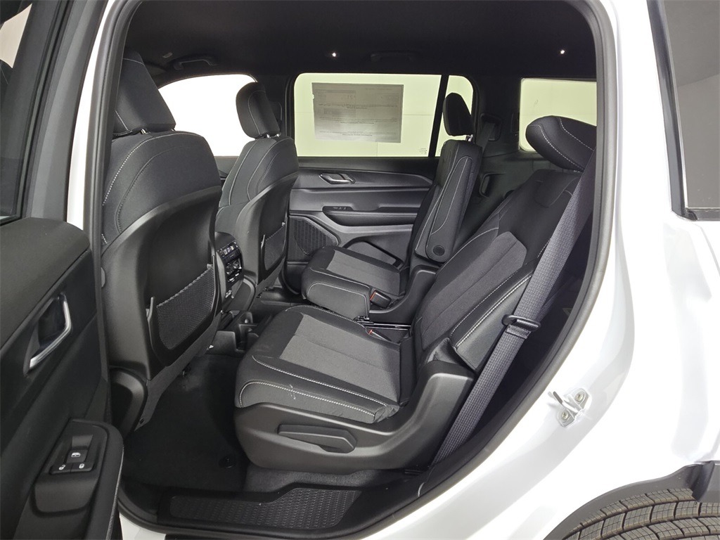 2025 Jeep Grand Cherokee Laredo photo 7