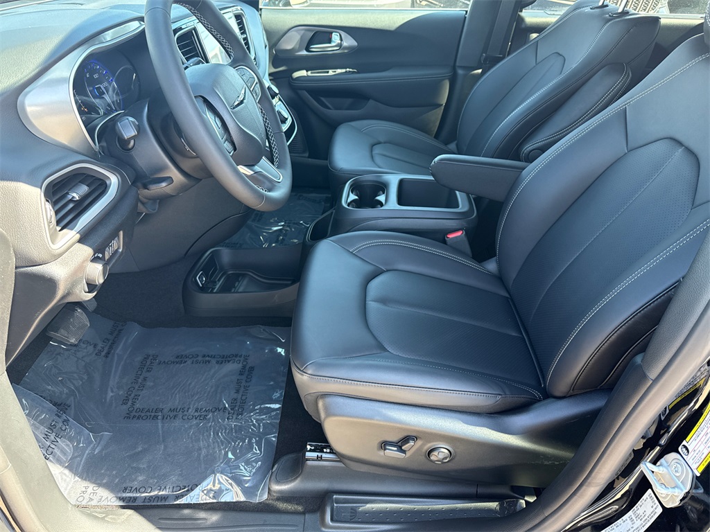 2025 Chrysler Voyager LX photo 24